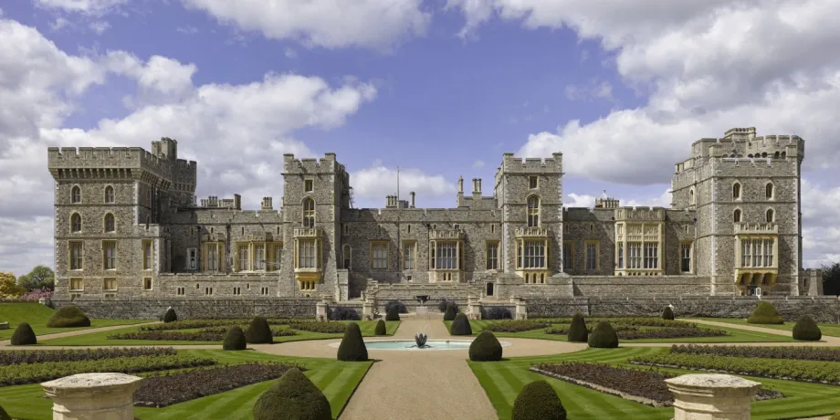 Royal sites draw record foreign visitors as UK home support wanes