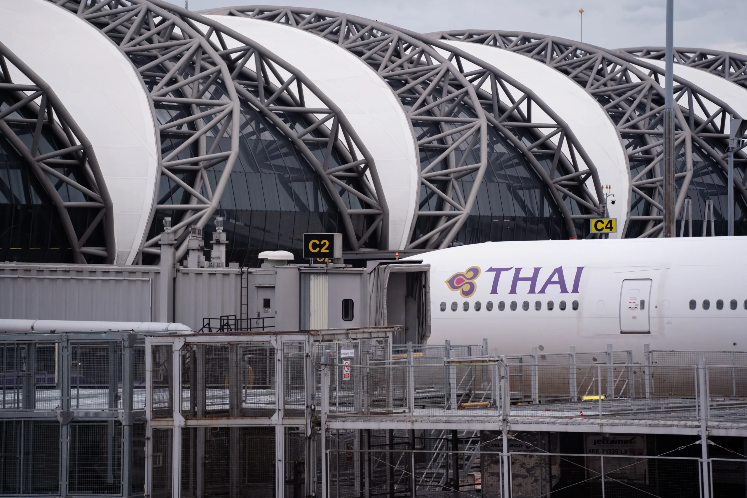 Thai Airways opens Bangkok care centre for flood-hit passengers